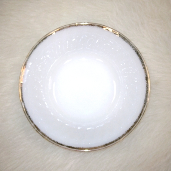 VINTAGE Fire King Milk Glass Ovenware 19 swirl bowl with gold edge - Picture 1 of 8